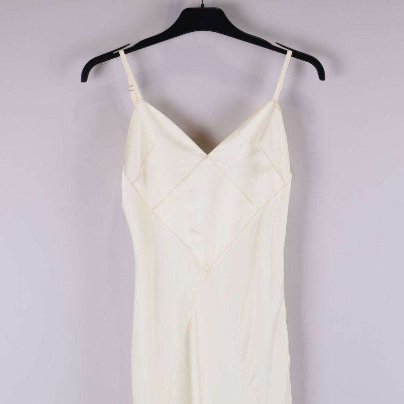 Närbild på klänningens överdel och axelband