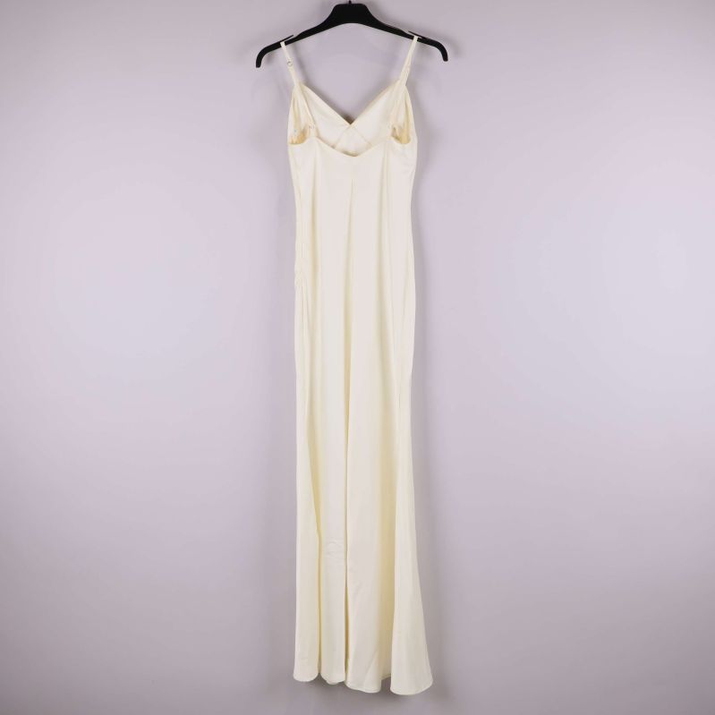 Lång gräddvit klänning med smala axelband bakifrån