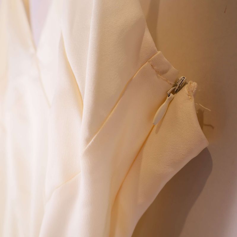 Närbild på sidodragkedja vid armhålan