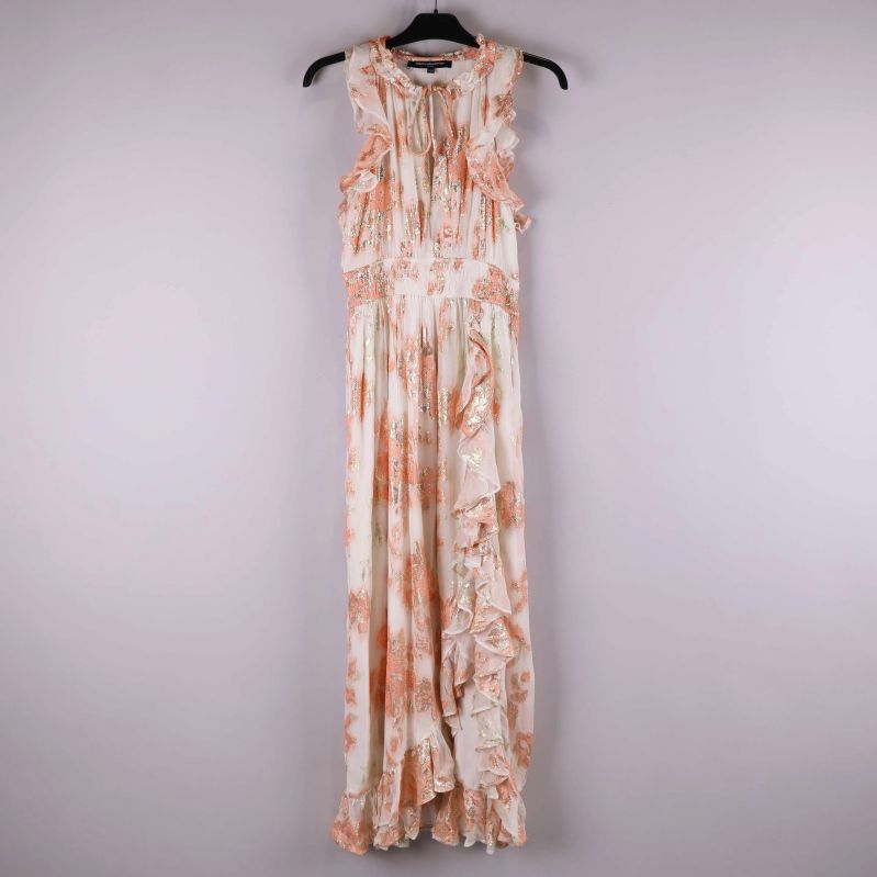 Långklänning med volanger hängande på galge