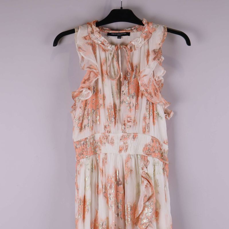 Närbild av klänningens överdel med blommigt mönster