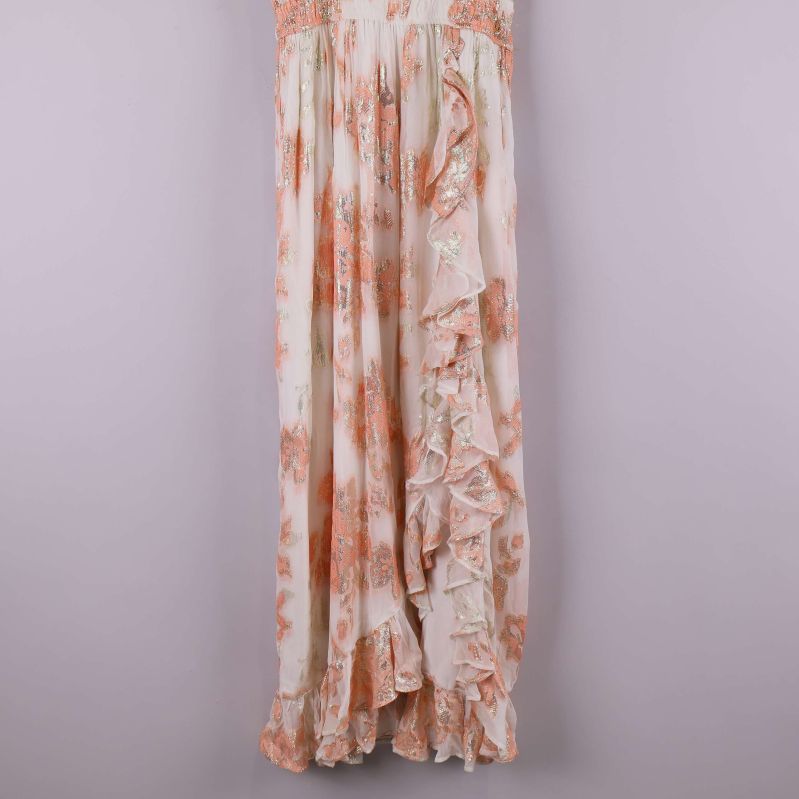 Klänningens nedre del med volang och mönster