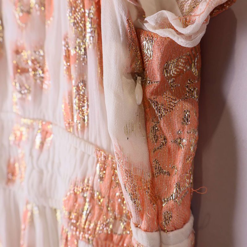 Närbild på klänningens sidosöm och dragkedja