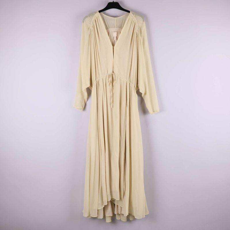 Frontvy av plisserad maxiklänning med V-ringning och dragsko