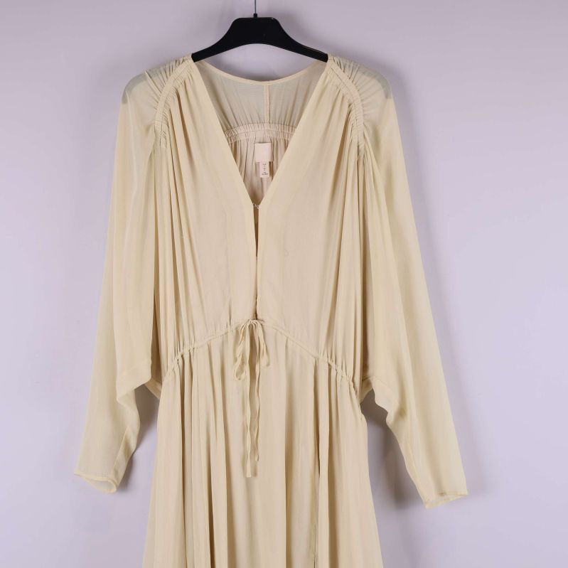 Överkroppsdel av klänning med smock och långa ärmar