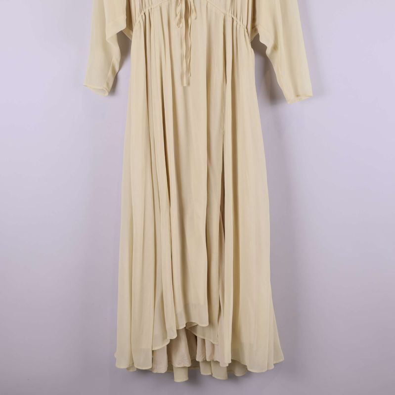 Nedre delen av maxiklänningen med plisserade lager