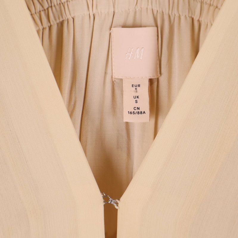 Närbild på etikett med H&M-logotyp i klänningen