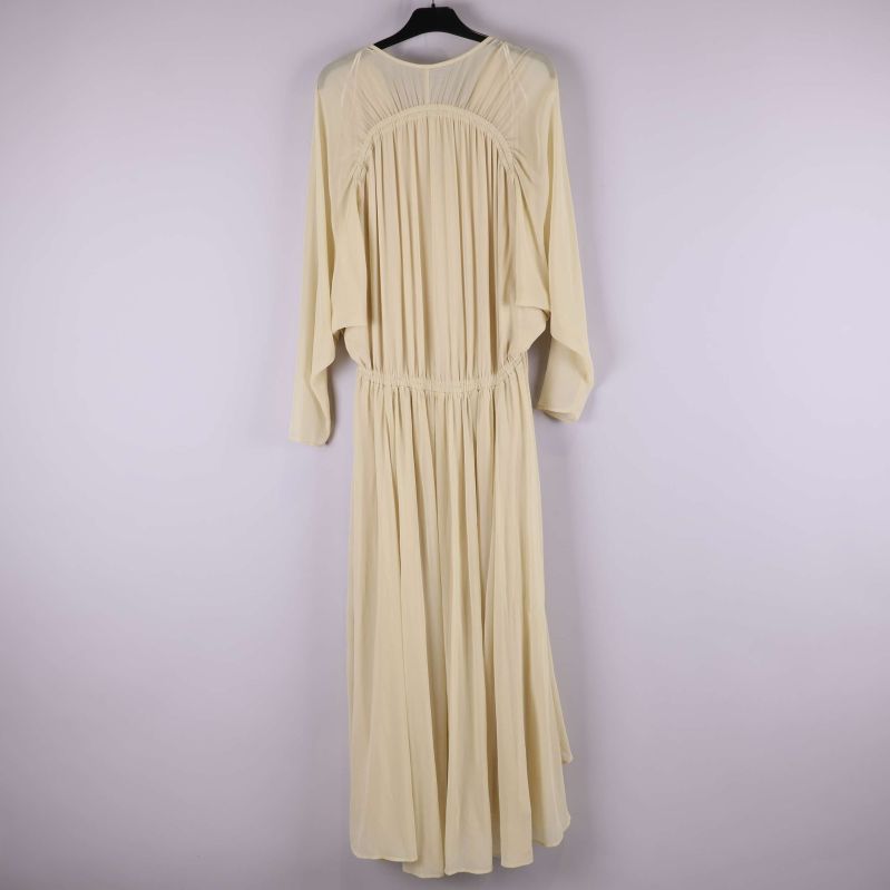 Bakvy av maxiklänning med plisserat tyg och lös passform