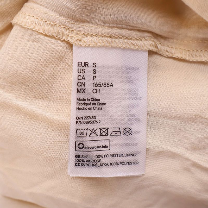 Materialetikett visar polyester och viskos som material