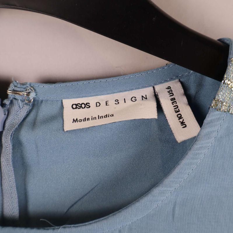 Närbild på etikett med texten ASOS DESIGN Made in India