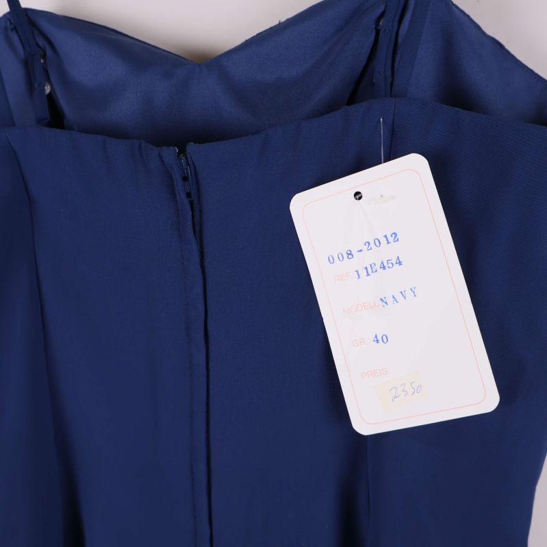 Etikett som visar storlek 40 och färgen navy på klänningen