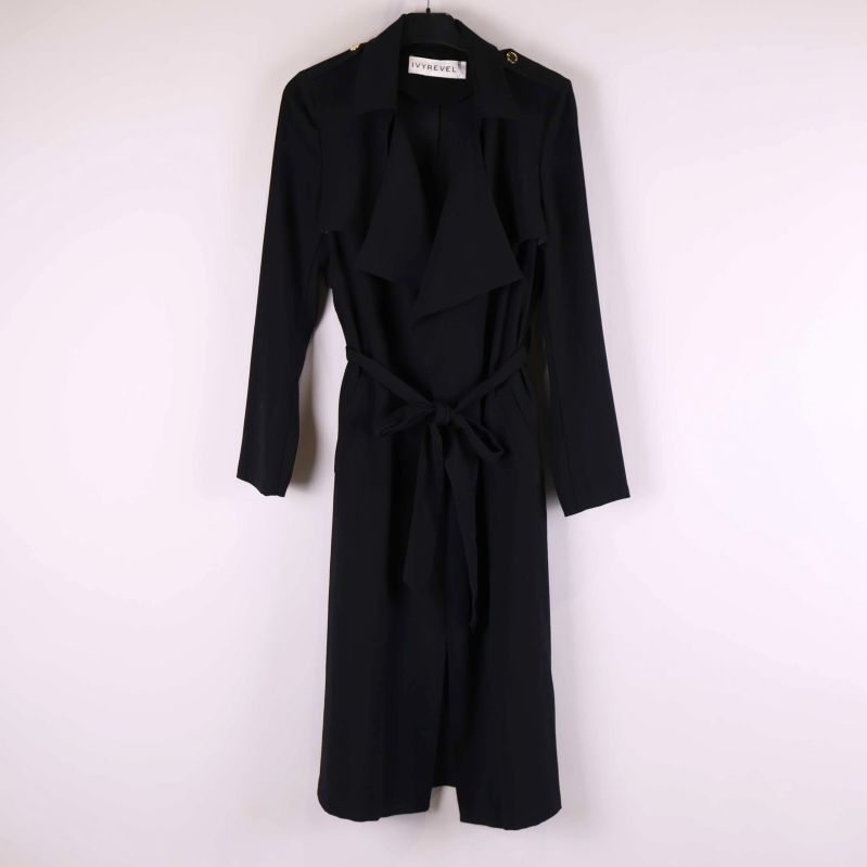 Svart lång kappa med skärp och draperad krage på galge