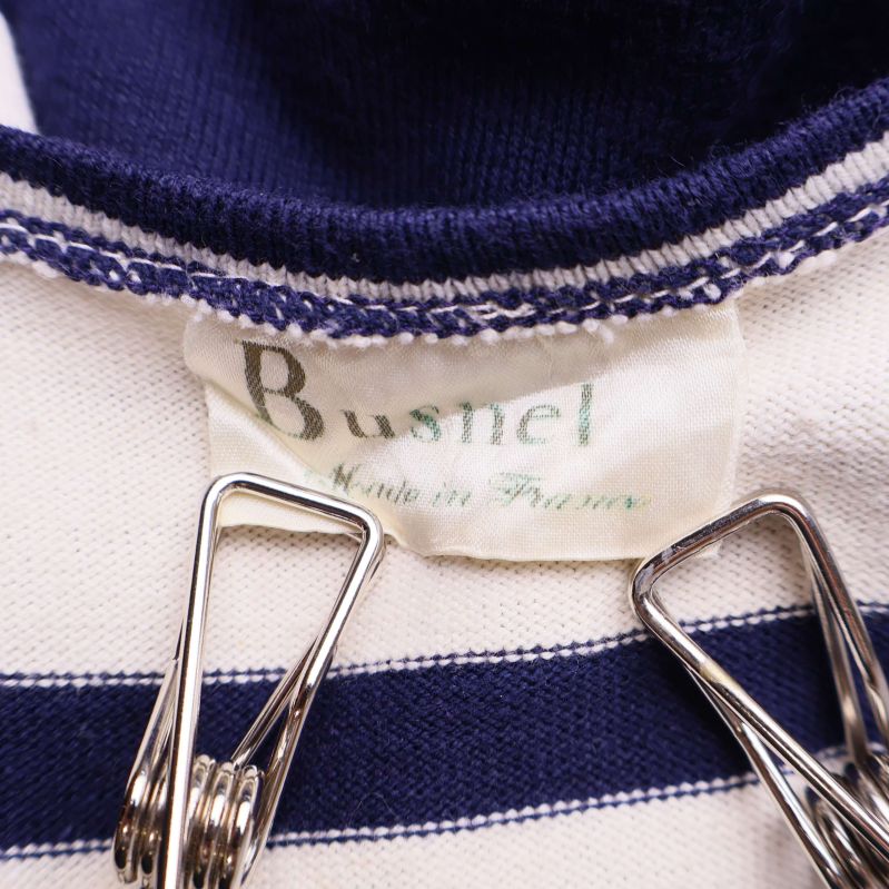 Närbild på Busnel-etikett i halsen på klänningen