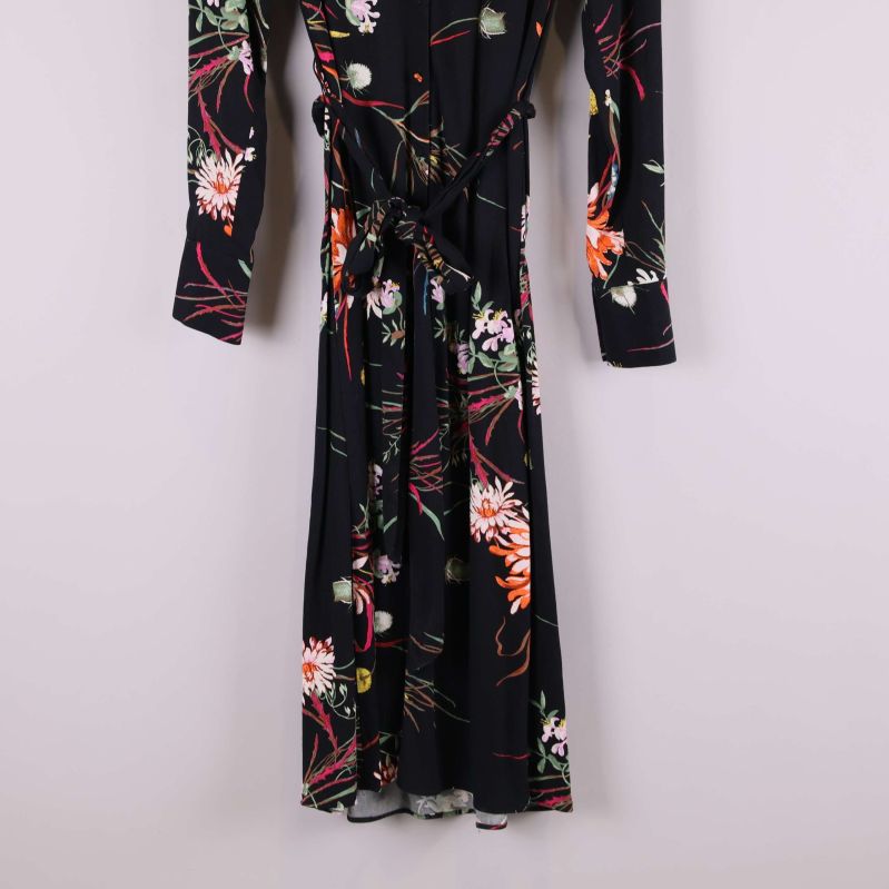 Nederdel av långklänning med blommigt mönster