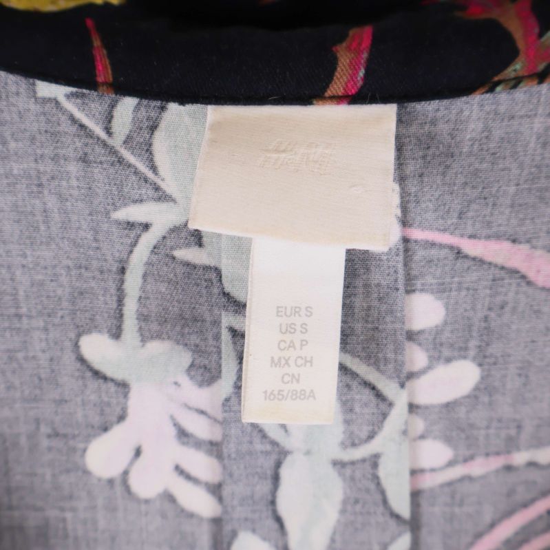 Storleksetikett med olika internationella storlekar, markerad S