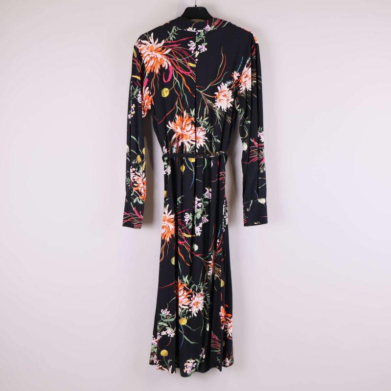 Baksida av långklänning med blommigt mönster