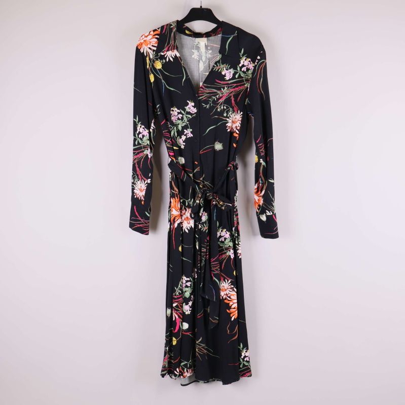 Långklänning med blommigt mönster och knytband framtill