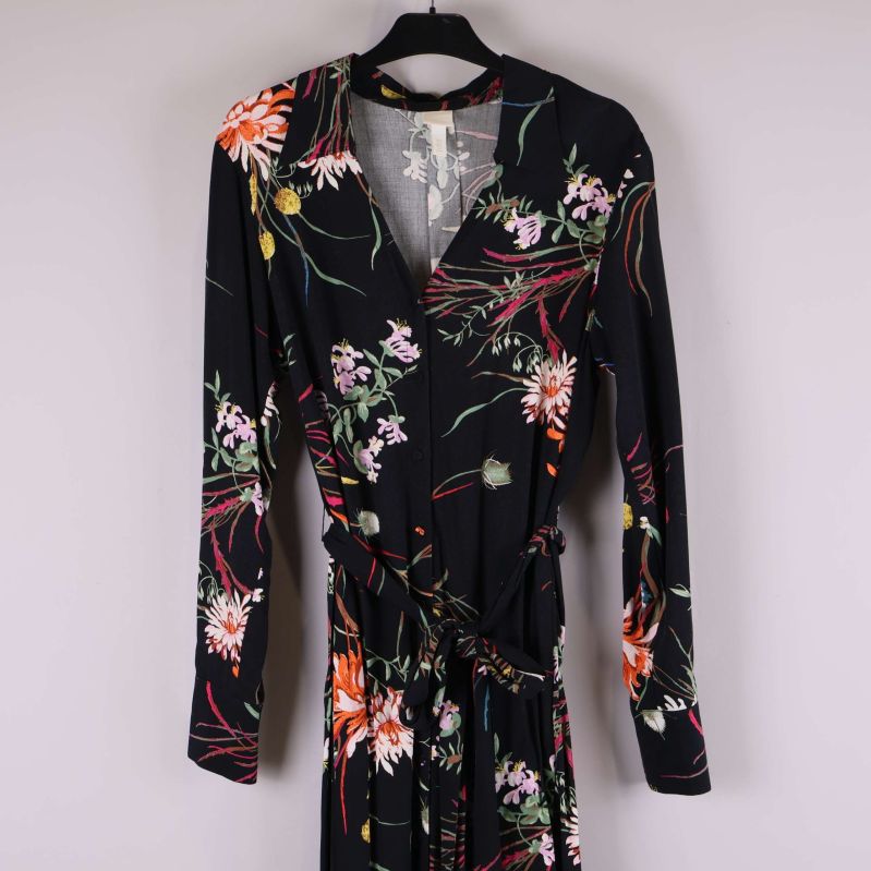 Överdel och midja på blommig långklänning