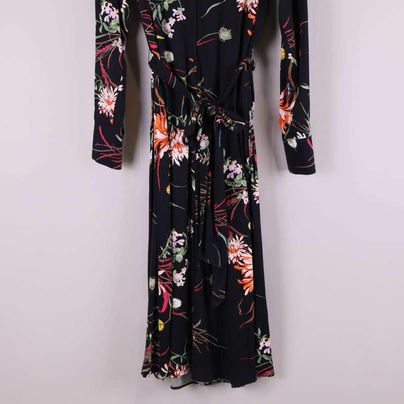 Närbild på kjoldel och mönster på långklänning