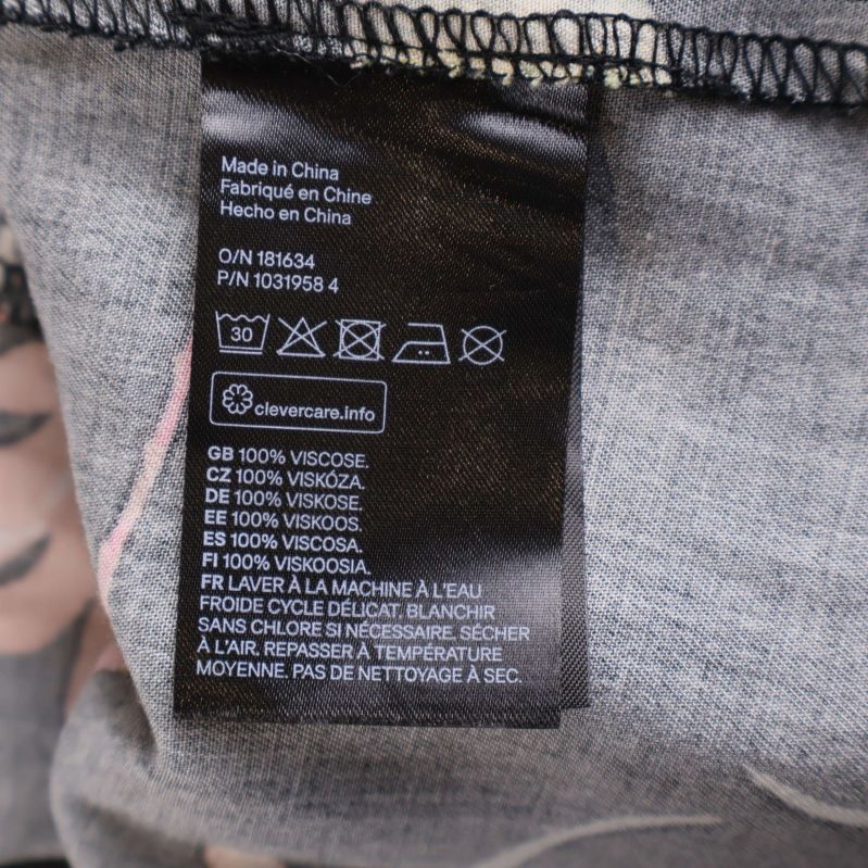 Materialetikett som visar att klänningen är av 100% viskos