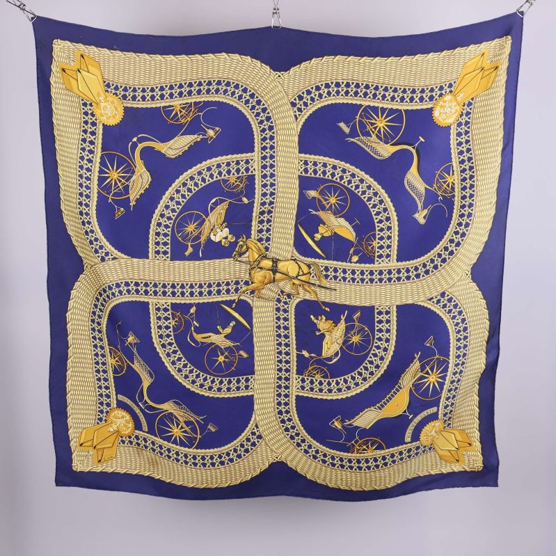 Stor scarf med hästar och vagnsmotiv på blå bakgrund