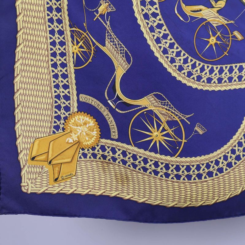 Hörn av scarf med gul detalj mot blå bakgrund