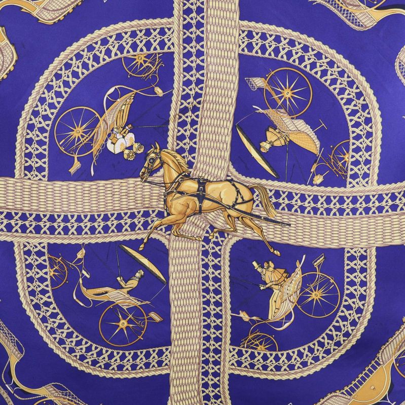 Detaljerat hästmotiv i mitten på scarfens mönster