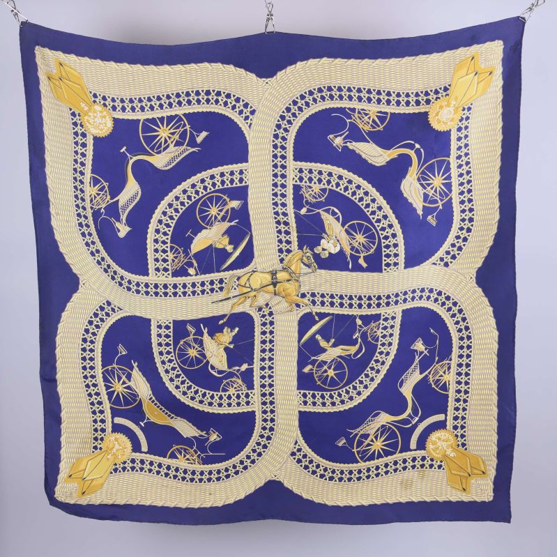 Kvadratisk scarf med gult motiv mot blå bas