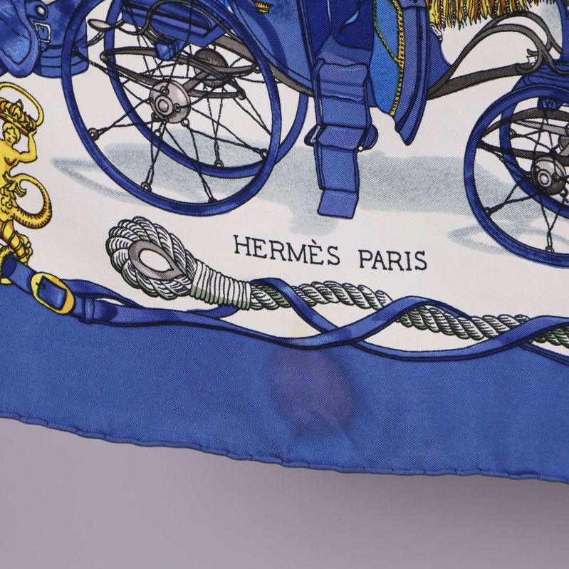Närbild på Hermès Paris-logga mot blå kant