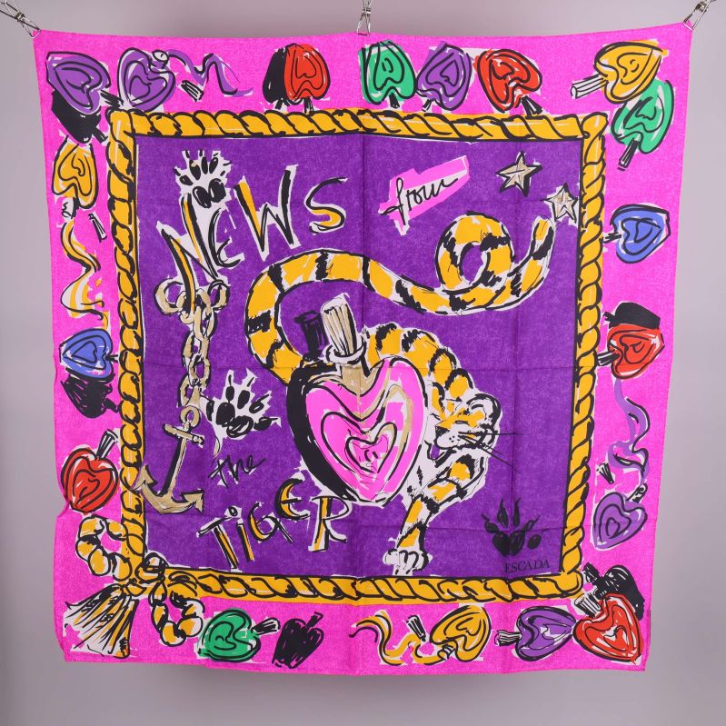 Scarf med mönster och hjärtan i grafisk design mot rosa botten