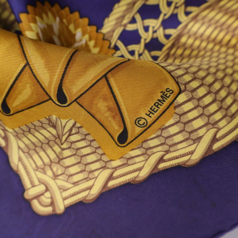 Närbild på scarfens hörn med Hermès-signatur