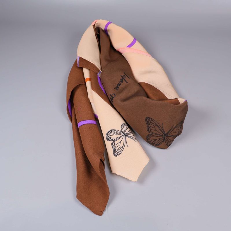 Scarf hopvikt med synliga fjärilsmotiv och färgade fält