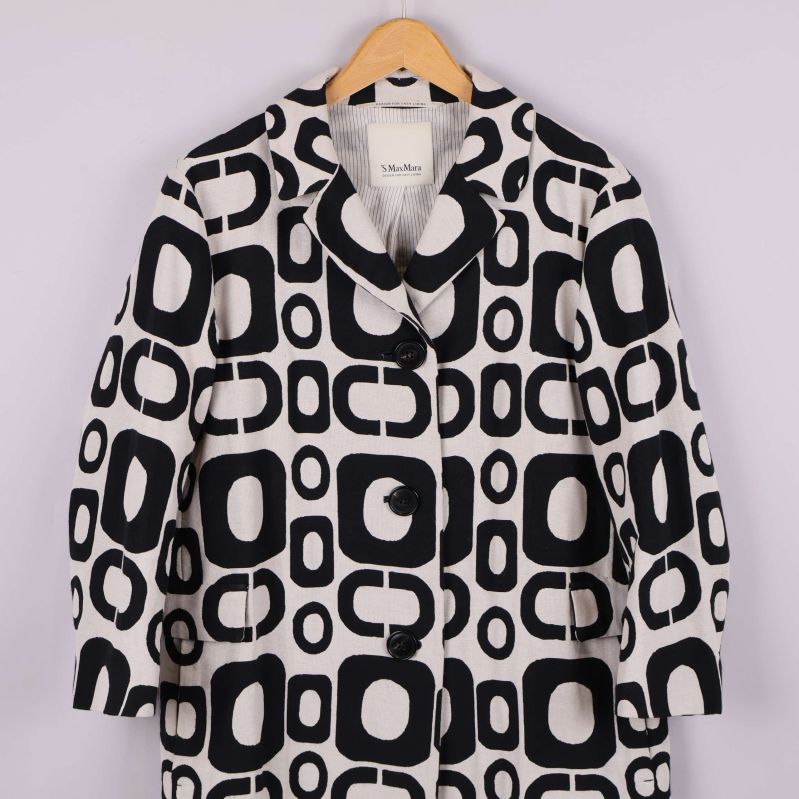 Kappan visas framtill med krage och knappar