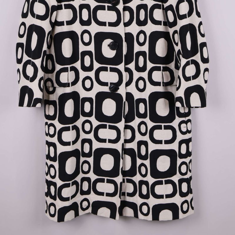 Nedre delen av kappan med svartvitt mönster i fokus