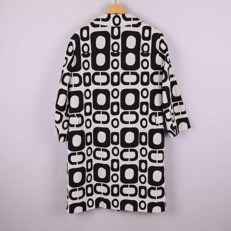 Baksidan av kappan visar det stora svartvita mönstret