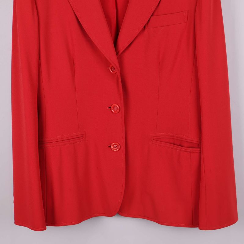 Närbild på kavajens knappar och fickor framtill