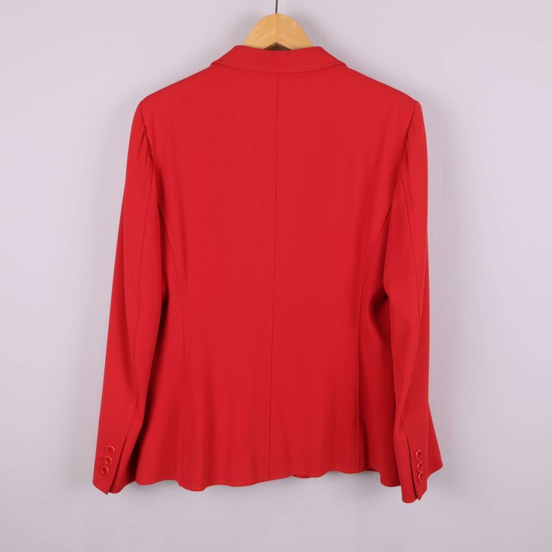 Baksidan av röd kavaj 