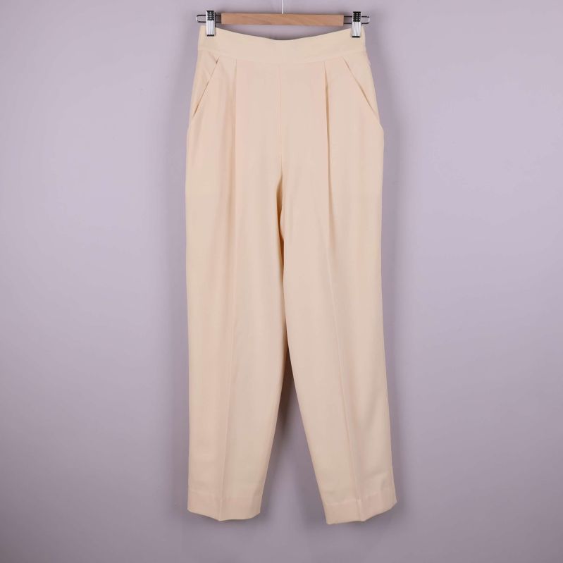 Framsida av beige byxa med hög midja och pressveck