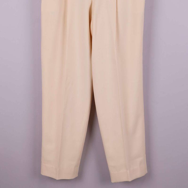 Nederdel av beige byxa med raka benslut