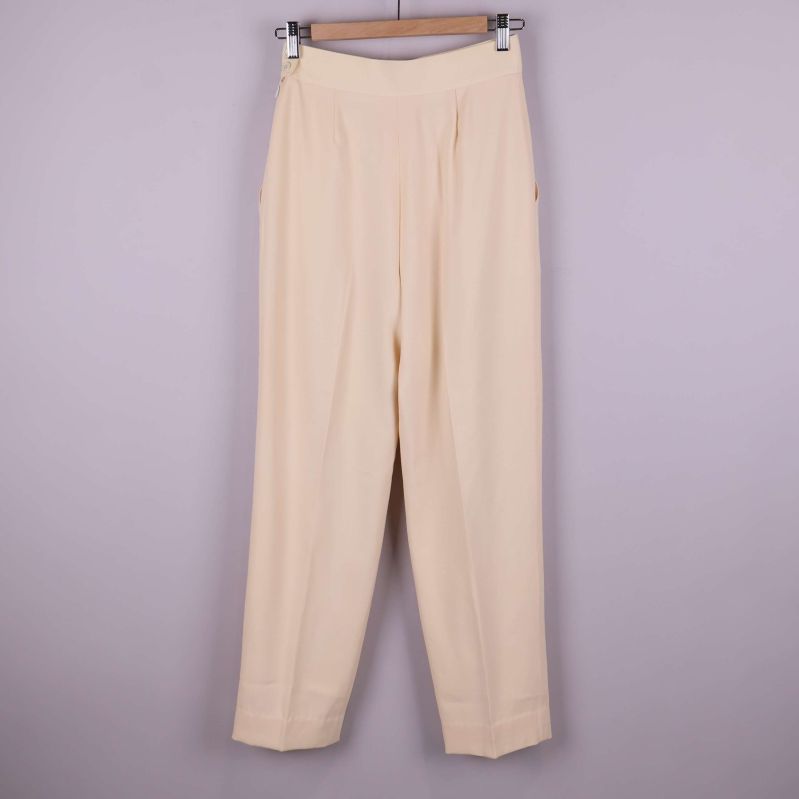 Baksida av beige byxa med rak passform