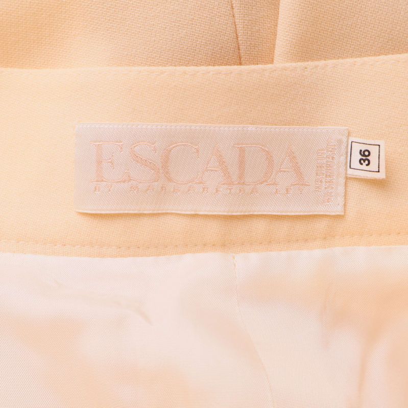 Logotyplapp från Escada med storlek 36 i linning