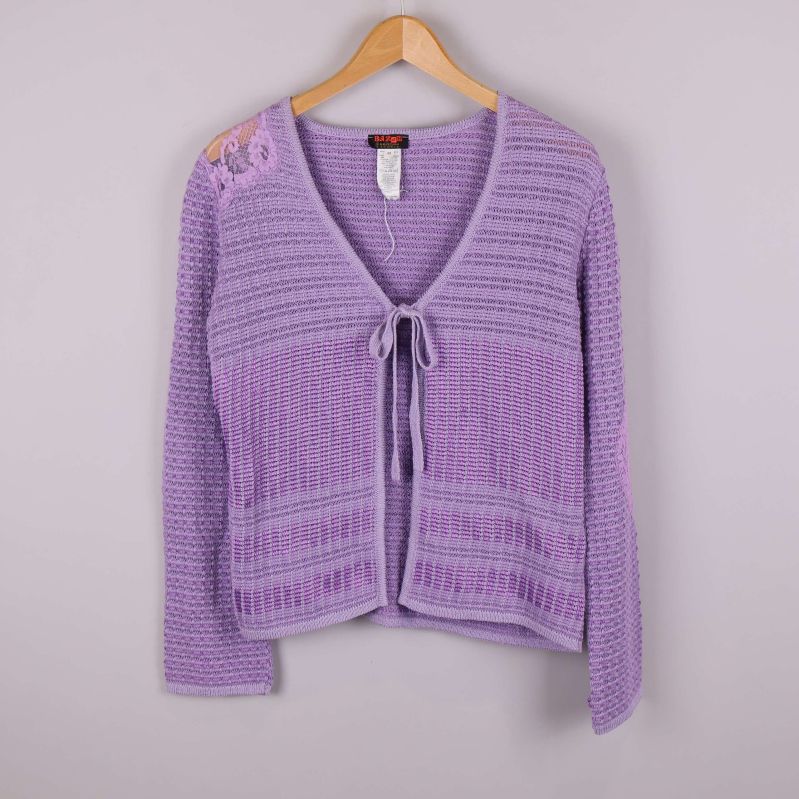 Ljuslila stickad kofta med knytband framtill på galge