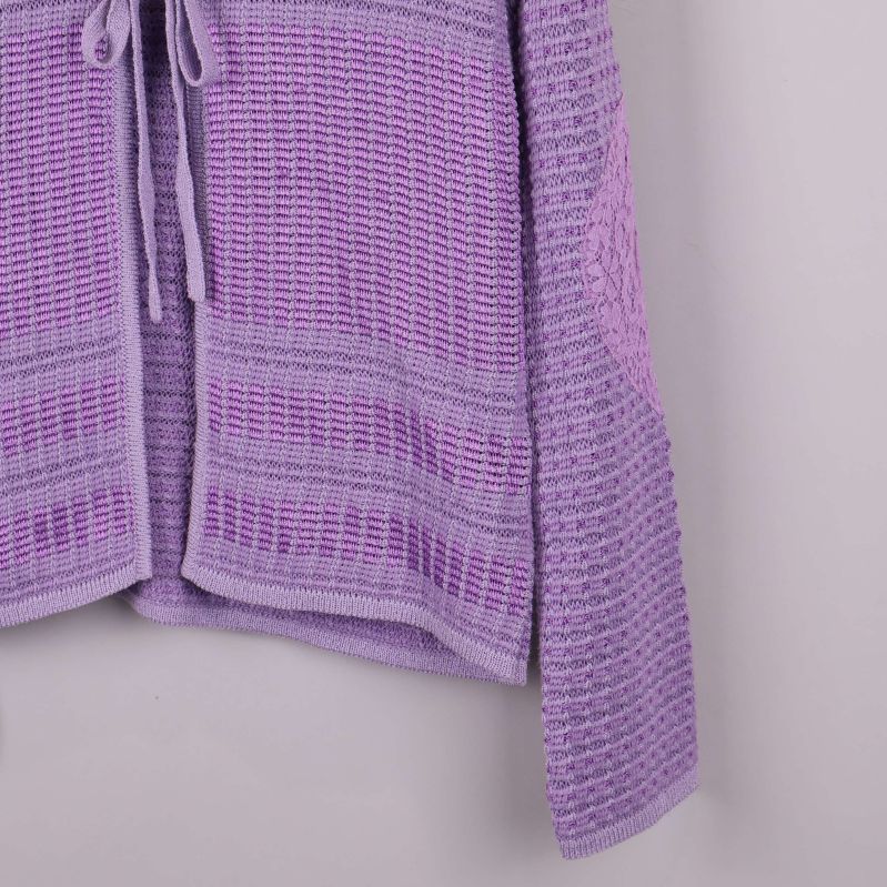 Nedre del av koftans ärm och framstycke i stickat material