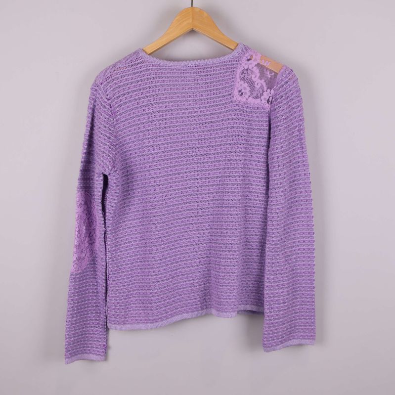 Baksida av ljuslila stickad kofta med spetsdetalj på axeln