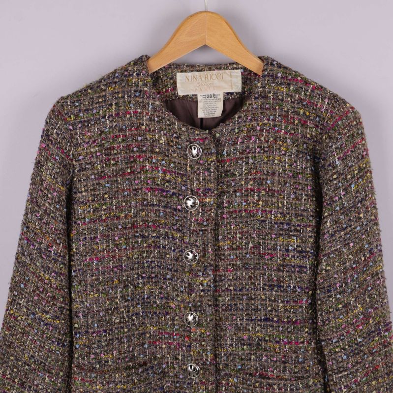 Övre del av flerfärgad kofta med knappar och krage