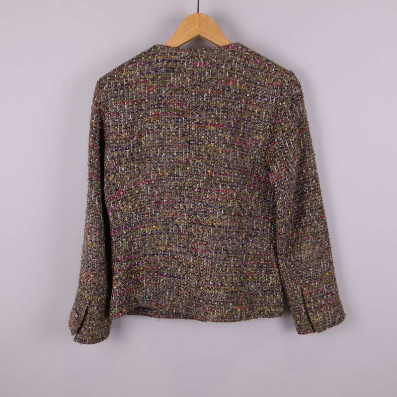 Baksidan på flerfärgad kofta