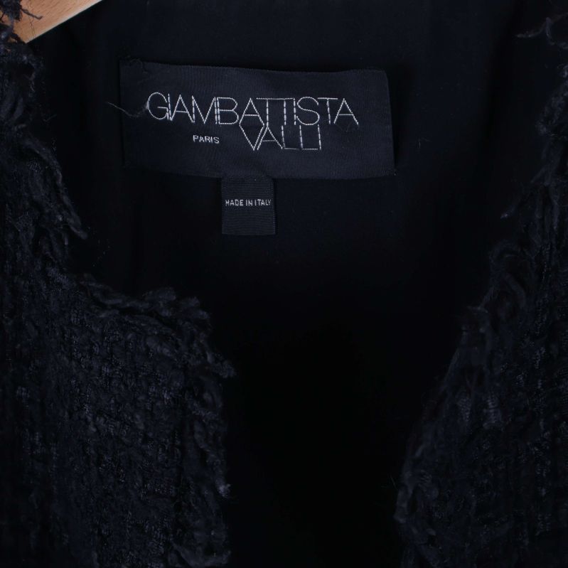 Närbild på etikett med Giambattista Valli logotyp
