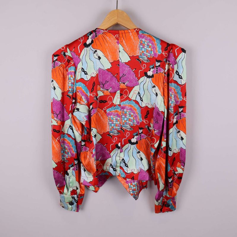 Baksida av den mönstrade vintageblusen på galge