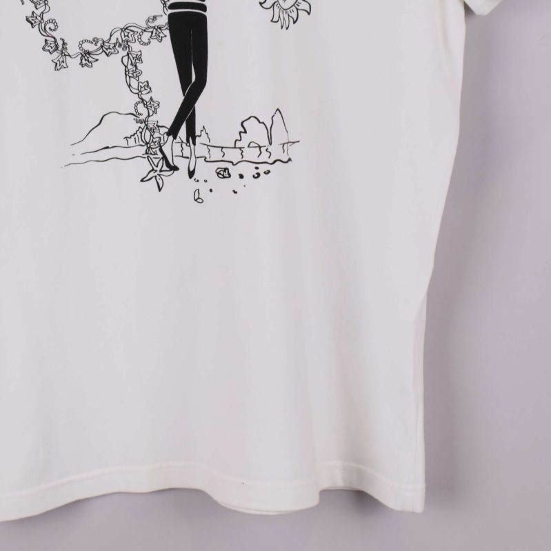 Nederdel av t-shirtens framsida med grafiskt tryck