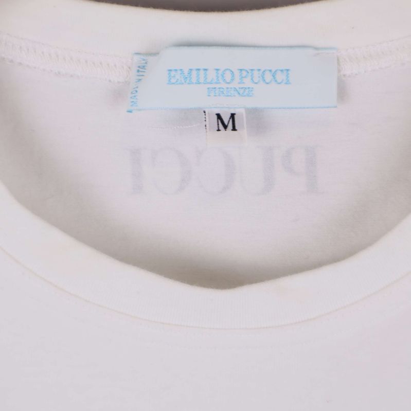 Närbild på Pucci-etikett och storlek M inuti halsringning